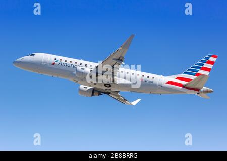 Los Angeles, Californie – 12 avril 2019 : avion American Eagle Compass Airlines Embraer 175 à l'aéroport international de Los Angeles (LAX) en Californie Banque D'Images