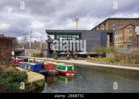 Des bateaux-canaux amarrés sur le canal Regents près de Coal Drops Wharf à Londres Banque D'Images