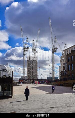 Le charbon baisse Yard en regardant de nouveau vers les nouveaux bâtiments en cours de construction à Kings Cross Banque D'Images