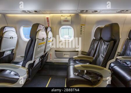 Cologne, Allemagne – 2 novembre 2019 : cabine d'un avion allemand Airways Embraer 190 à l'aéroport de Cologne Bonn (CGN) en Allemagne. Banque D'Images