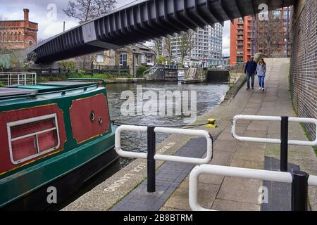 Chemin de remorquage en direction de la écluse de St Pancras sur le canal Regent's Park Banque D'Images