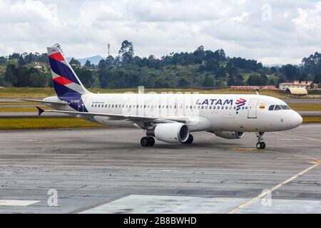 Medellin, Colombie – 27 janvier 2019 : avion A320 de LATAM Airbus à l'aéroport Medellin Rionegra (MDE) en Colombie. Airbus est un fabricant européen d'avions Banque D'Images