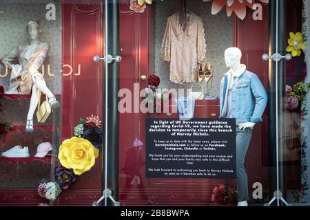 Manchester, Royaume-Uni. 20 mars 2020. Un signe expliquant la récente suspension du commerce due à l'éclosion de coronavirus est vu suspendu sur une fenêtre du prestigieux détaillant Harvey Nichols.Manchester est actuellement en état d'alerte après le coronavirus, également connu sous le nom de COVID-19 pandémique se répand dans toute l'Europe. Crédit: SOPA Images Limited/Alay Live News Banque D'Images