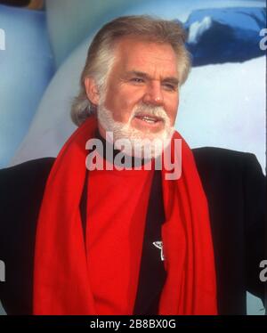 ***PHOTO DU FICHIER*** Kenny Rogers est décédé à 81. Kenny Rogers 1996 photo de John Barrett/PHOTOlink.net /MediaPunch Banque D'Images