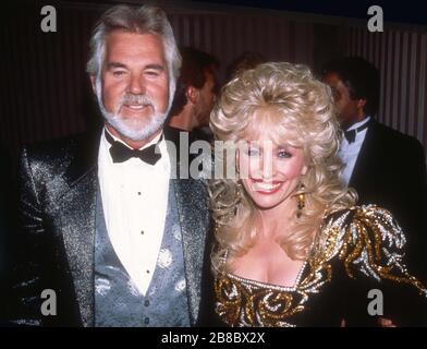 ***PHOTO DU FICHIER*** Kenny Rogers est décédé à 81. Kenny Rogers Dolly Parton en 1988 crédit: Adam Sculpl/Photolink/MediaPunch Banque D'Images