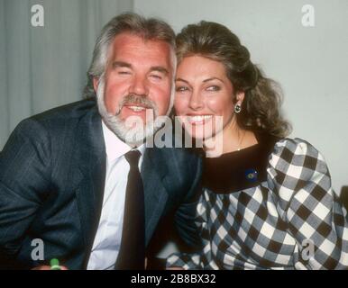 ***PHOTO DU FICHIER*** Kenny Rogers est décédé à 81. Kenny Rogers avec épouse Marianne 1982 crédit: Adam Sculpl/PHOTOlink/MediaPunch Banque D'Images