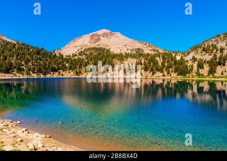 Lac Helen dans le parc national volcanique de Lassen États-Unis Banque D'Images