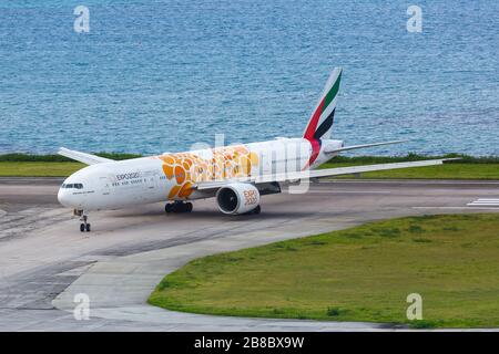 Mahe, Seychelles – 8 février 2020: Emirates Boeing 777-300 ER avion à l'aéroport de Mahe (SEZ) aux Seychelles. Boeing est un fabricant américain d'avions Banque D'Images