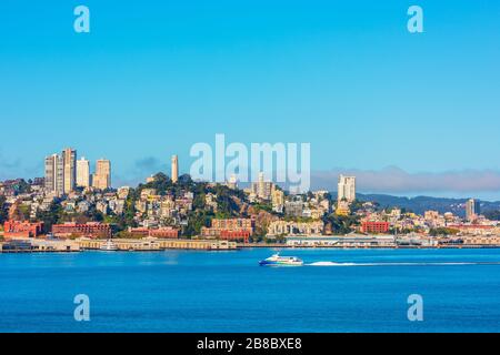 Ferry dans la baie de San Francisco États-Unis Banque D'Images