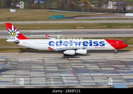 Zurich, Suisse – 10 février 2020 : avion Edelweiss Airbus A 340 à l'aéroport de Zurich (ZRH) en Suisse. Airbus est une manufacture européenne d'avions Banque D'Images