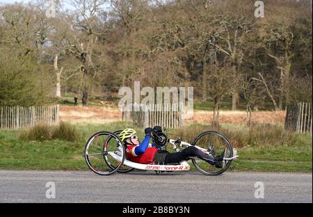 Cycliste d'un Handcycle RX de force dans le parc Richmond le deuxième jour du printemps astronomique qui a commencé le jour de l'équinoxe de printemps. Banque D'Images