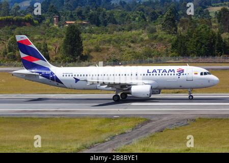 Medellin, Colombie – 26 janvier 2019 : avion A320 de LATAM Airbus à l'aéroport Medellin Rionegra (MDE) en Colombie. Airbus est un fabricant européen d'avions Banque D'Images