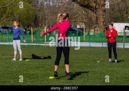 Londres, Royaume-Uni. 21 mars 2020. Un cours de gym en plein air vous permet de rester en sécurité en vous distançant sur Clapham Common - épidémie d'anti-Coronavirus (Covid 19) à Londres. Crédit: Guy Bell/Alay Live News Banque D'Images