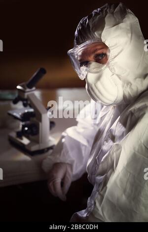 scientifique dans un costume examine les virus et la boulangerie dans un laboratoire Banque D'Images