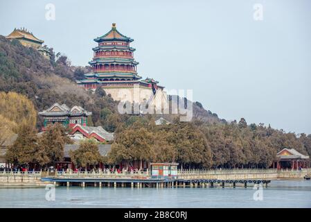 Salle de la Mer de Sagesse et Tour d'Encens bouddhiste sur La colline De Longévité au-dessus du lac Kunming à Yiheyuan, jardin impérial du Palais d'été à Beijing, Chine Banque D'Images