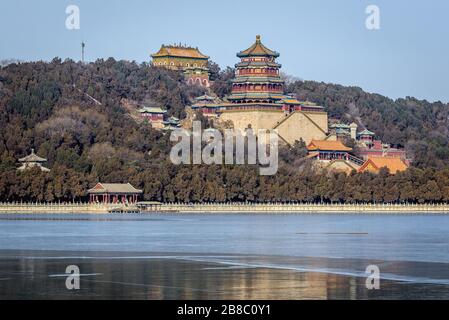 Vue sur la colline De Longévité avec le hall de la mer de Sagesse et la Tour des bâtiments bouddhistes dans le jardin impérial du Palais d'été à Beijing, Chine Banque D'Images