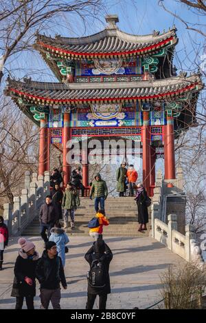 Belvédère traditionnel sur un pont sur la chaussée ouest au-dessus du lac Kunming à Yiheyuan - Palais d'été, ancien jardin impérial à Beijing, Chine Banque D'Images