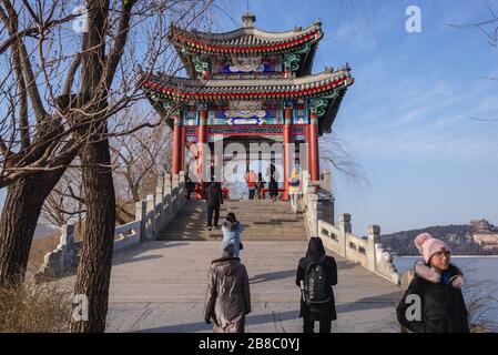 Belvédère traditionnel sur un pont sur la chaussée ouest au-dessus du lac Kunming à Yiheyuan - Palais d'été, ancien jardin impérial à Beijing, Chine Banque D'Images