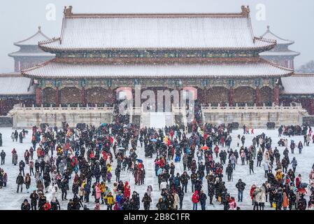 Foule de touristes devant la porte de l'harmonie suprême dans la Cité interdite - complexe de palais dans le centre de Pékin, Chine Banque D'Images