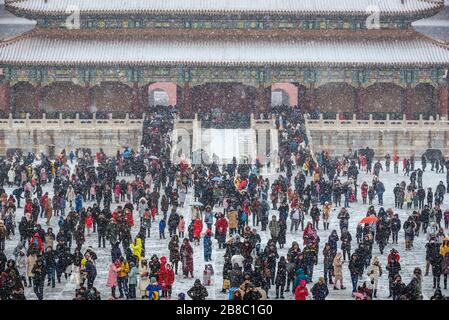 Foule de touristes devant la porte de l'harmonie suprême dans la Cité interdite - complexe de palais dans le centre de Pékin, Chine Banque D'Images