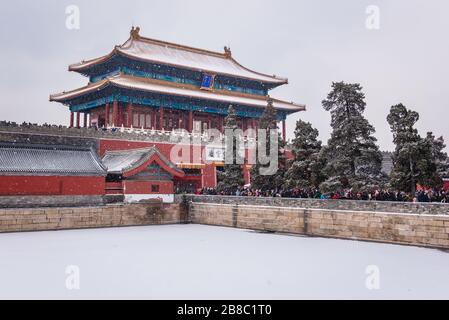 Shenwumen - porte de la prowesse Divine aussi appelée porte de la puissance Divine - porte nord et moat du complexe de palais de la Cité interdite à Beijing, Chine Banque D'Images