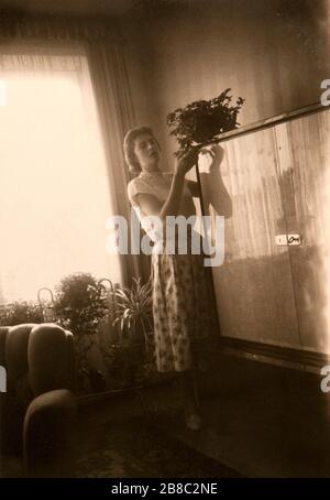 Une belle femme allemande dans son appartement. (années 1950). Au dos de la photo a été écrit: 'Willi seine Frau bei uns' Banque D'Images