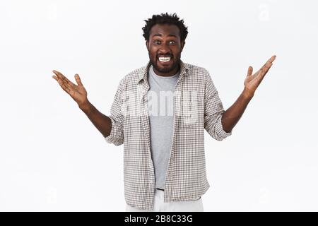 J'ai surpris la chance et l'amamé, le gars afro-américain sans voix qui a soudainement remporté un prix incroyable, levant les mains souriantes sur le côté excité et stupéfait Banque D'Images