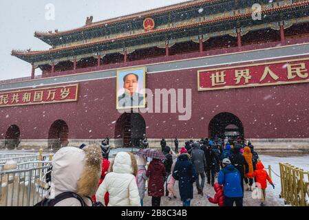 Touristes devant Tiananmen - porte de la paix céleste, entrée au complexe de palais de la Cité interdite dans le centre de Pékin, Chine Banque D'Images