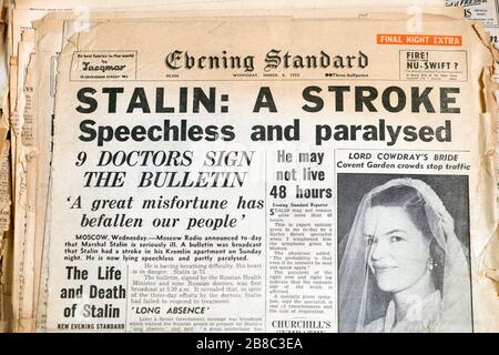 'Stalin: A Stroke speechless ang paralysé' la veille de sa mort page d'accueil soir Standard journal titre Londres Angleterre Royaume-Uni 4 mars 1953 Banque D'Images