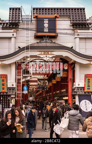 tokyo, japon - 28 janvier 2020: Les touristes qui prennent des selfies dans les rues voisines de Nishisando du temple Sensoji à Asakusa. Banque D'Images