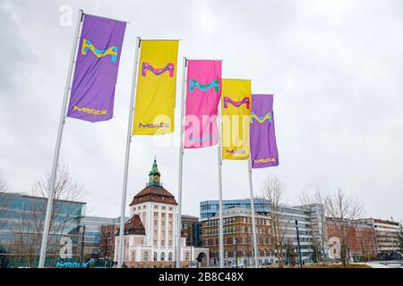 Ligne de drapeaux avec le logo Merck. Merck KGaA est l'une des plus grandes entreprises pharmaceutiques au monde. Darmstadt, Allemagne. Banque D'Images