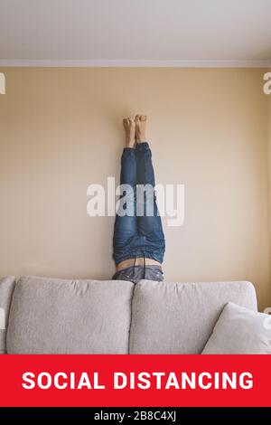 Homme debout derrière le canapé. Les gens sont fous en quarantaine. Concept de dépression chez les hommes isolement social pendant la quarantaine du coronavirus covid-19 Banque D'Images