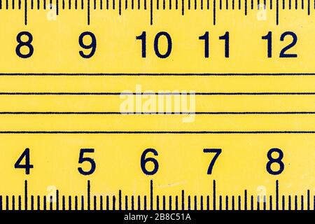 Règle métallique jaune gros plan en millimètres et centimètres Banque D'Images