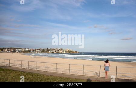 (200321) -- SYDNEY, le 21 mars 2020 (Xinhua) -- une vue touristique la plage fermée de Bondi à Sydney, en Australie, le 21 mars 2020. L'emblématique plage de Bondi en Australie a été fermée après que des centaines de amateurs de plage bondés sur le sable vendredi, ignorant les lignes directrices actuelles en matière de distanciation sociale. Le ministre de la police de l'État de Nouvelle-Galles du Sud, David Elliott, a ordonné la fermeture de la plage à Sydney samedi après-midi. Il y a eu 874 cas confirmés de COVID-19 en Australie à partir de 6 h 30 heure locale samedi, dont 382 dans l'État de Nouvelle-Galles du Sud. Sept personnes sont mortes de la disea Banque D'Images