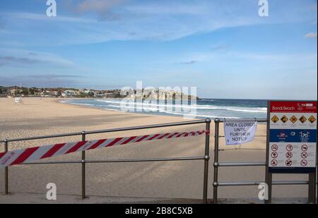 (200321) -- SYDNEY, le 21 mars 2020 (Xinhua) -- la photo prise le 21 mars 2020 montre la plage vide de Bondi à Sydney, en Australie. L'emblématique plage de Bondi en Australie a été fermée après que des centaines de amateurs de plage bondés sur le sable vendredi, ignorant les lignes directrices actuelles en matière de distanciation sociale. Le ministre de la police de l'État de Nouvelle-Galles du Sud, David Elliott, a ordonné la fermeture de la plage à Sydney samedi après-midi. Il y a eu 874 cas confirmés de COVID-19 en Australie à partir de 6 h 30 heure locale samedi, dont 382 dans l'État de Nouvelle-Galles du Sud. Sept personnes sont mortes du di Banque D'Images