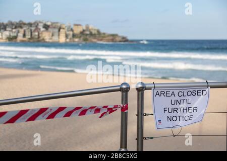 (200321) -- SYDNEY, le 21 mars 2020 (Xinhua) -- la photo prise le 21 mars 2020 montre l'avis de fermeture de Bondi Beach à Sydney, en Australie. L'emblématique plage de Bondi en Australie a été fermée après que des centaines de amateurs de plage bondés sur le sable vendredi, ignorant les lignes directrices actuelles en matière de distanciation sociale. Le ministre de la police de l'État de Nouvelle-Galles du Sud, David Elliott, a ordonné la fermeture de la plage à Sydney samedi après-midi. Il y a eu 874 cas confirmés de COVID-19 en Australie à partir de 6 h 30 heure locale samedi, dont 382 dans l'État de Nouvelle-Galles du Sud. Sept personnes sont mortes fr Banque D'Images