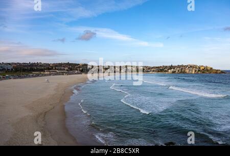 (200321) -- SYDNEY, le 21 mars 2020 (Xinhua) -- la photo prise le 21 mars 2020 montre la plage vide de Bondi à Sydney, en Australie. L'emblématique plage de Bondi en Australie a été fermée après que des centaines de amateurs de plage bondés sur le sable vendredi, ignorant les lignes directrices actuelles en matière de distanciation sociale. Le ministre de la police de l'État de Nouvelle-Galles du Sud, David Elliott, a ordonné la fermeture de la plage à Sydney samedi après-midi. Il y a eu 874 cas confirmés de COVID-19 en Australie à partir de 6 h 30 heure locale samedi, dont 382 dans l'État de Nouvelle-Galles du Sud. Sept personnes sont mortes du di Banque D'Images