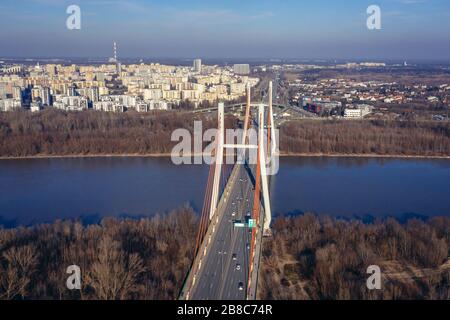 Pont Siekierkowski au-dessus de la Vistule dans la ville de Varsovie, Pologne, vue avec le quartier de Goclaw sur fond Banque D'Images