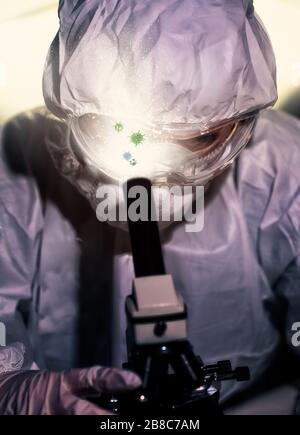 le scientifique examine les souches et les tissus du coronavirus covid19 au microscope Banque D'Images