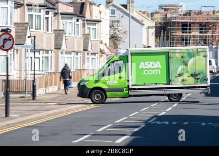 Westcliff on Sea, Essex, Royaume-Uni. 21 mars 2020. Une fourgonnette Asda sur la route pendant le confinement en cas de pandémie de COVID-19 Banque D'Images