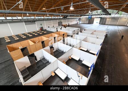 Ravensburg, Allemagne. 21 mars 2020. Les couvre-lits, les chaises et les matelas sont situés dans diverses cabines dans l'un des halls d'exposition. Le quartier du lac de Constance est en mesure de prendre des mesures de précaution pour installer un hébergement d'urgence dans le parc des expositions. (photo avec un trépied élevé). Crédit: Felix Kästle/dpa/Alay Live News Banque D'Images