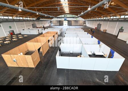 Ravensburg, Allemagne. 21 mars 2020. Les couvre-lits, les chaises et les matelas sont situés dans diverses cabines dans l'un des halls d'exposition. Le quartier du lac de Constance est en mesure de prendre des mesures de précaution pour installer un hébergement d'urgence dans le parc des expositions. (photo avec un trépied élevé). Crédit: Felix Kästle/dpa/Alay Live News Banque D'Images