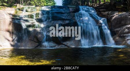 Cascade de vodopad Mumlavsky près du village de Harrachov dans les montagnes de Krkonose en république tchèque Banque D'Images