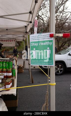 de nouveaux protocoles sur les marchés des agriculteurs de la ville de new york interdisent aux clients de toucher des produits et de rester à 6 pieds les uns des autres en raison du coronavirus Banque D'Images