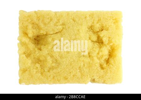 Éponge, vieille éponge de lavage, éponge de lavage de vaisselle, éponges jaunes absorbantes nettoyage isolé sur fond blanc, texture éponge jaune Banque D'Images