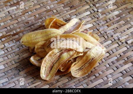 Pile de morceaux de Banana frits, Banana frits tranche mince, Banana morceaux de beaucoup frits Banque D'Images