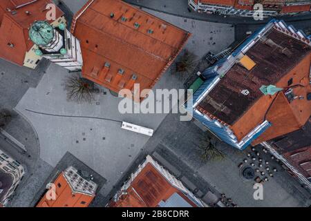 Ravensburg, Allemagne. 21 mars 2020. Seulement quelques personnes marchent dans le centre-ville de Ravensburg à l'heure du déjeuner. (photo avec un drone). Crédit: Felix Kästle/dpa/Alay Live News Banque D'Images