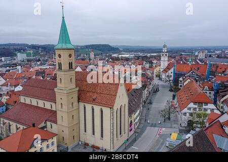 Ravensburg, Allemagne. 21 mars 2020. Seulement quelques personnes marchent dans le centre-ville de Ravensburg à l'heure du déjeuner. (photo avec un drone). Crédit: Felix Kästle/dpa/Alay Live News Banque D'Images