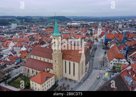 Ravensburg, Allemagne. 21 mars 2020. Seulement quelques personnes marchent dans le centre-ville de Ravensburg à l'heure du déjeuner. (tiré par un drone). Crédit: Felix Kästle/dpa/Alay Live News Banque D'Images