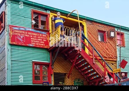 Vieux bâtiments aux couleurs vives, colorés; boutiques, escalier extérieur, scène de rue, paysage urbain, quartier de la Boca; Amérique du Sud; Buenos Aires; Argentine; Banque D'Images
